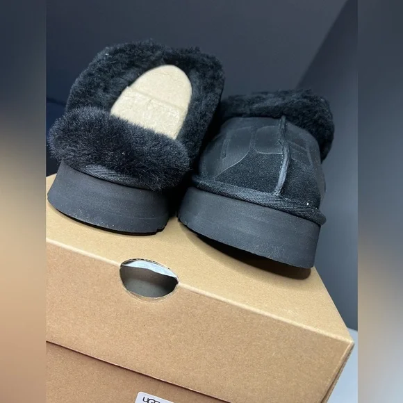 Women’s Uggs - Picture 3 of 8